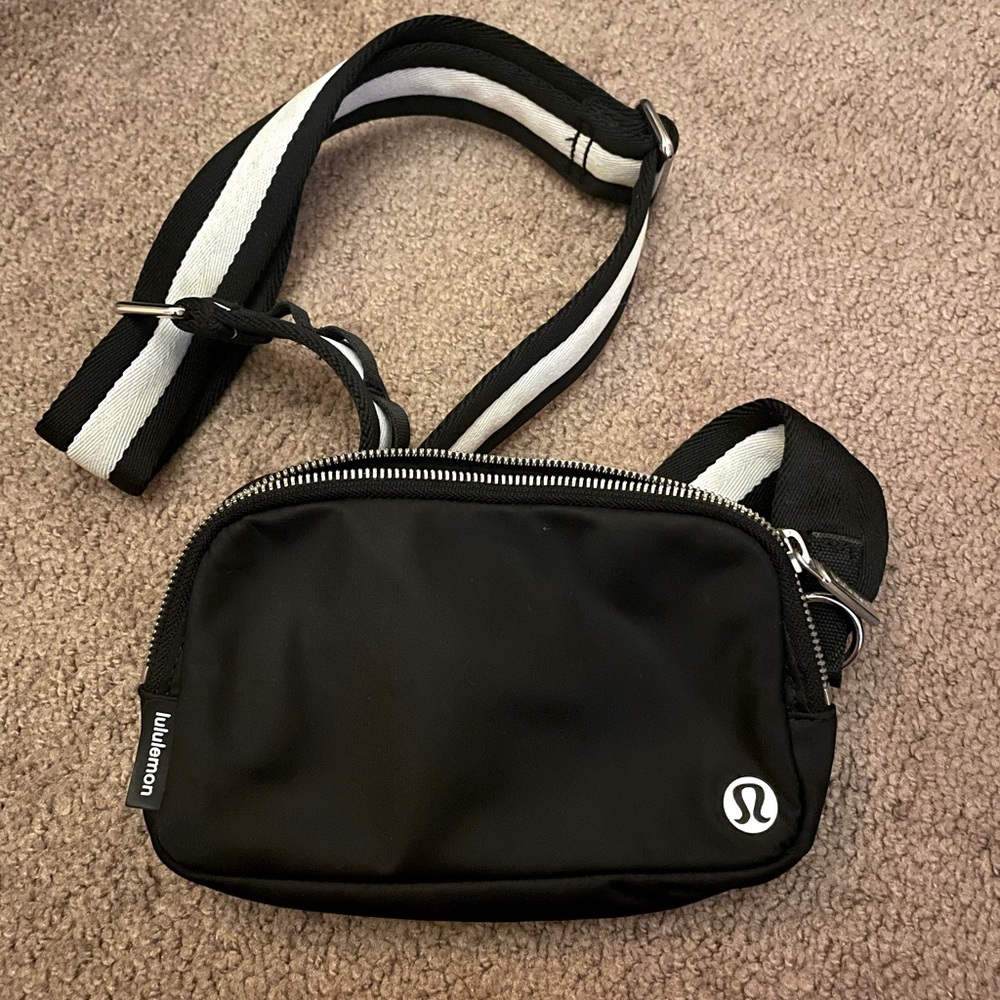 Lululemon Everywhere Crossbody Bag - Black
